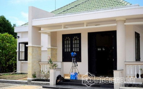 Căn nhà với gam màu trắng chủ đạo. Căn nhà của Việt Trinh được bảo phủ bởi màu xanh mát của trái cây hoa láquanh năm