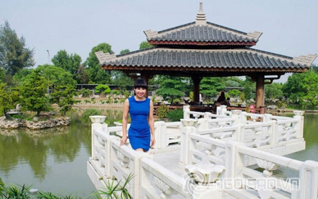 Nữ ca sĩ Sao Mai 2011 Khánh Ly sở hữu biệt thự nhà vườn 25.000m2. Biệt thự nhà vườn của Khánh Ly nằm bên Khu du lịch sinh thái Đặng Xá – Gia Lâm, được xây dựng theo mô hình con rùa