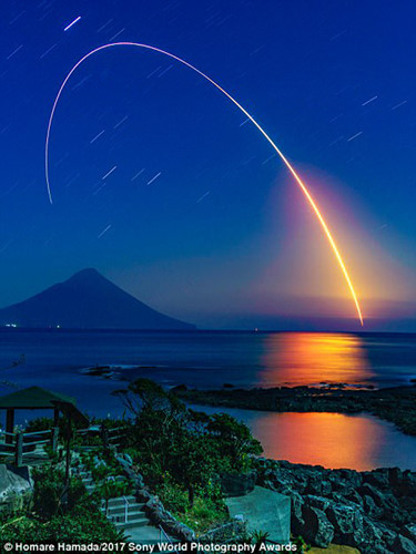 Sử dụng kỹ thuật phơi sáng, Homare Hamada đã bắt trọn khoảnh khắc một vệ tinh được phóng đi từ Trái Đất.
