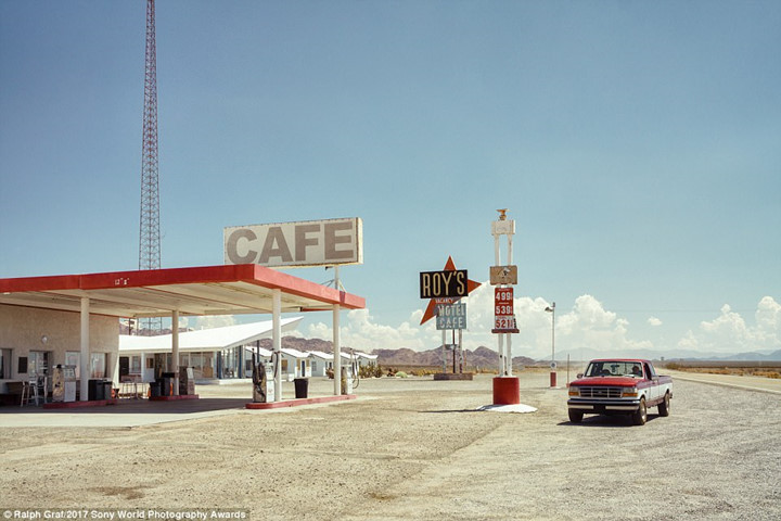 Hình ảnh vắng vẻ của một tiệm xăng trên Cao tốc liên bang số 66 ở Mỹ.