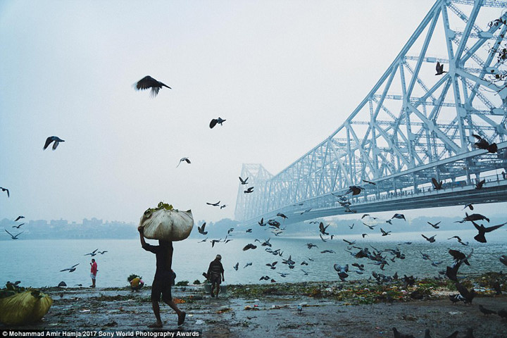 Sáng sớm mùa đông yên bình dưới cây cầu Howrad ở Ấn Độ.