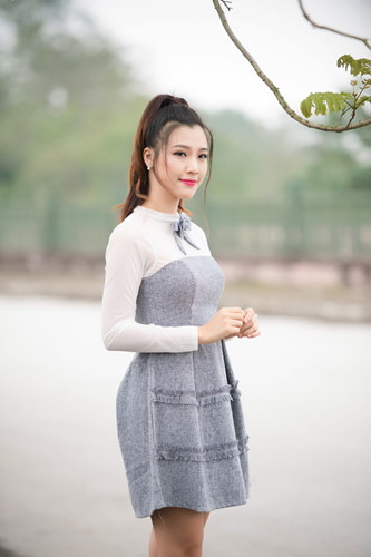 Hoàng Oanh được biết đến khi đoạt danh hiệu Á hậu Phụ nữ Việt Nam 2012 và giành giải Đồng Người dẫn chương trình 2013. Từ đó, người đẹp theo đuổi con đường MC chuyên nghiệp. 