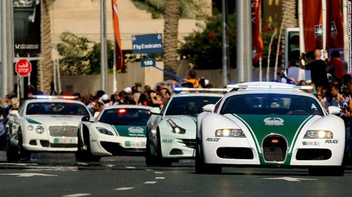 Một đội siêu xe sang trọng có thể khá lạ lùng, nhưng điều này lại khá phù hợp với phong cách của Dubai. Không có nơi nào khác trên thế giới mà cảnh sát được lái loạt siêu xe thần tốc như Bugatti Veyron, Ferrarri FF hay Lamborghini Aventador.