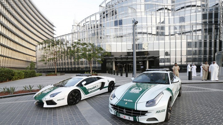 2 trong số 14 siêu xe của cảnh sát Dubai: Lamborghini Aventador (trái) và Ferrarri FF (phải).