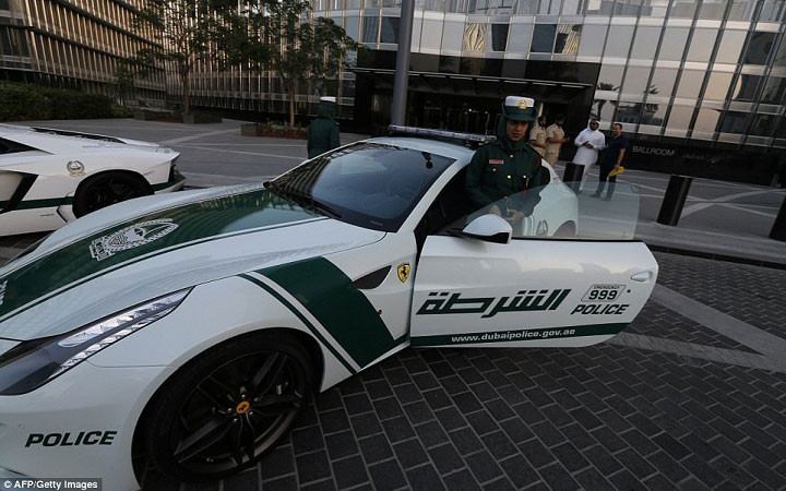 Một nữ cảnh sát Dubai lái siêu xe Ferrari.