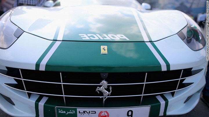 Cận cảnh chiếc Ferrari FF của cảnh sát Dubai./