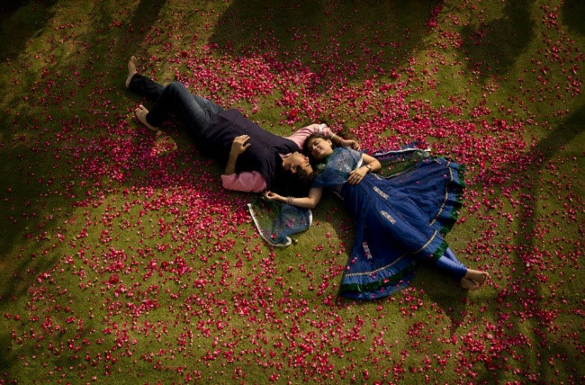 Có vẻ như đây là cảnh từ một bộ phim Bollywood. Trên thực tế, đây là bức ảnh hai người yêu nhau chụp vài giờ trước đám cưới của họ.