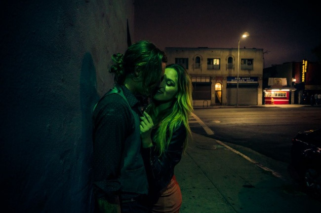 Cặp đôi tìm một góc yên tĩnh để trao nhau nụ hôn.
