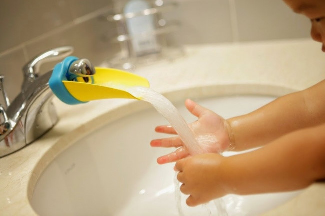 Dụng cụ giúp trẻ em không phải đưa tay lại gần vòi nước.