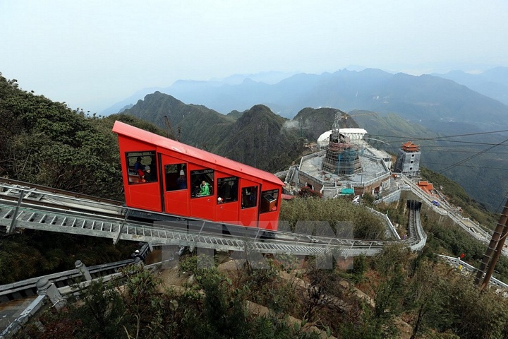 Tàu hỏa leo núi đưa du khách từ ga cáp treo lên đỉnh Fansipan. (Ảnh: Huy Hùng/TTXVN)