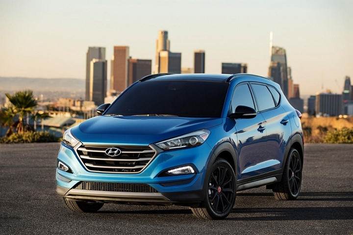 Đứng đầu bảng về độ an toàn là Hyundai Tucson 2017. (Ảnh: Daily News)   Tất cả mẫu SUV Hyundai Tucson đều được trang bị hệ thống camera sau ở bản tiêu chuẩn. Tuy nhiên, để có được những tính năng an toàn bổ sung được tích hợp sẵn, khách hàng cần phải nâng cấp gói SE Plus với mức giá khởi điểm khoảng 27.645 USD tại thị trường Mỹ. Tucson SE Plus sẽ sở hữu những tính năng an toàn như hệ thống phát hiện điểm mù, cảnh báo lùi và hỗ trợ chuyển làn. Vì vậy, Hyundai Tucson 2017 đứng đầu danh sách 7 mẫu crossover ít gây tai nạn nhất năm 2017.