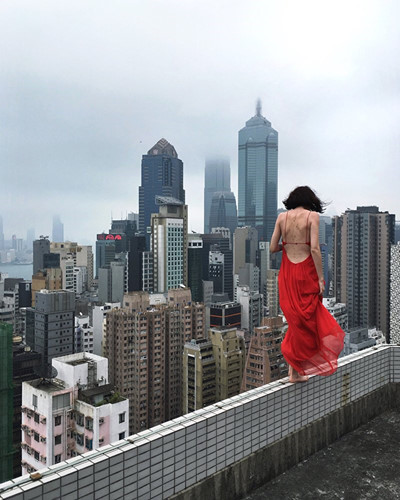 Đi bộ trên tầng cao nhất của một tòa nhà ở Hong Kong. Ảnh: Sputnik