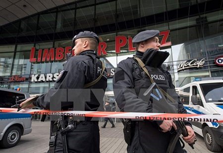 Cảnh sát đặc vụ Đức phong tỏa bên ngoài trung tâm thương mại Limbecker Platz sau khi nhận được đe dọa tấn công ngày 11/3. (Nguồn: AFP/ TTXVN)