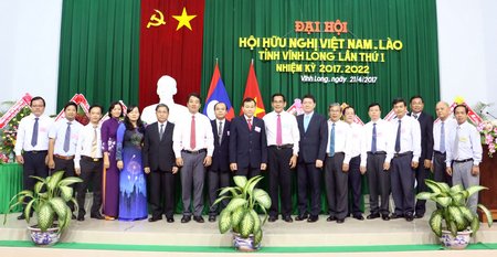 Lãnh đạo tỉnh và Tổng Lãnh sự CHDCND Lào tại TP Hồ Chí Minh chúc mừng BCH Hội hữu nghị Việt Nam- Lào tỉnh Vĩnh Long nhiệm kỳ 2017- 2022.