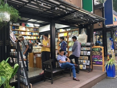 Nhiều người chọn mua sách ở Đường sách Nguyễn Văn Bình (TP Hồ Chí Minh).