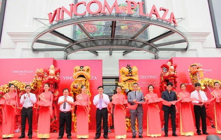 Lãnh đạo tỉnh cùng đại diện lãnh đạo Vingroup cắt băng khai trương Trung tâm thương mại Vincom.