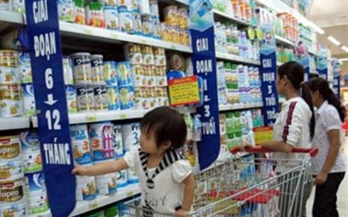 Một số doanh nghiệp thông báo giảm giá sữa trẻ em dưới 6 tuổi. (Ảnh minh họa: KT)
