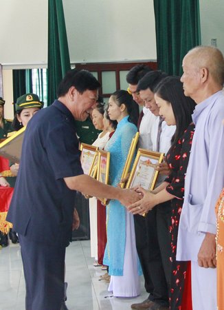 Bí thư Tỉnh ủy- Trần Văn Rón trao bằng chứng nhận danh hiệu vinh dự Nhà nước “Bà Mẹ Việt Nam anh hùng” cho thân nhân các mẹ.