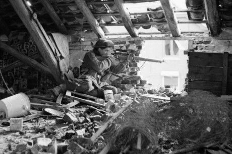 Tay súng bắn tỉa thuộc trung đoàn bộ binh Seaforth Highlanders (Anh) ngắm bắn từ phía sau xe thiết giáp chở quân khi đối mặt sự kháng cự của quân Đức ở Uelzen vào ngày 16/4/1945.