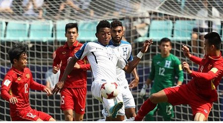 Sự tương đồng về lối chơi khiến U20 Việt Nam gặp nhiều khó khăn trước U20 Honduras (áo trắng)