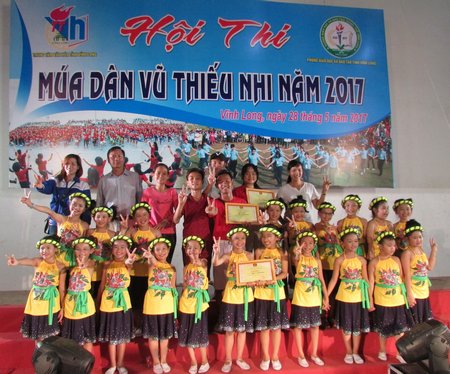 BTC trao giải nhất cho Trường Tiểu học Nguyễn Hữu Huân.