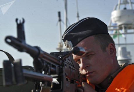 Một binh sĩ biên phòng Nga học bắn súng máy trên một tàu chiến ở biển Caspian.