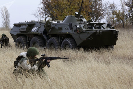 Binh sĩ biên phòng Nga tại Crimea diễn tập đối phó với những kẻ vượt biên trái phép.