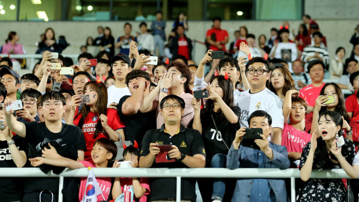 Có rất nhiều CĐV Hàn Quốc tới sân Cheonan nhằm cổ vũ cho đội nhà trong cuộc tiếp đón U20 Bồ Đào Nha tại vòng 16 đội.