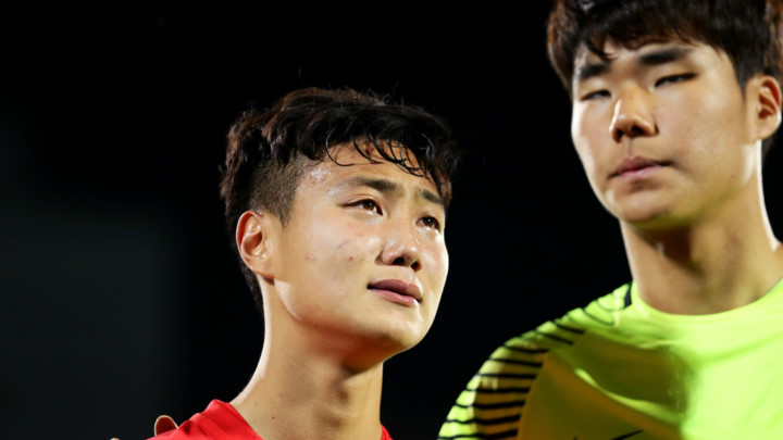 Rất nhiều cầu thủ U20 Hàn Quốc không kiềm được lòng và những giọt nước mắt đã rơi.