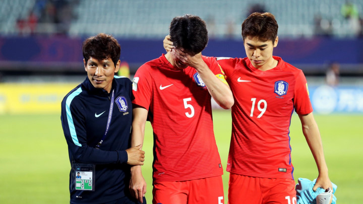 Vẻ mặt thất thần của các cầu thủ U20 Hàn Quốc sau khi thua cay đắng 1-3 trước U20 Bồ Đào Nha.