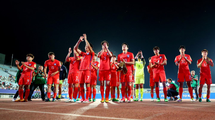 U20 Hàn Quốc vỗ tay cảm ơn sự cổ vũ nhiệt tình của các khán giả có mặt trên sân Cheonan.