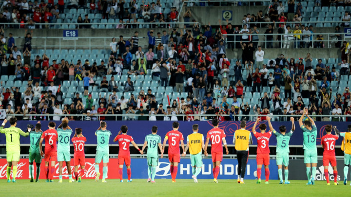 Các cầu thủ U20 Hàn Quốc và U20 Bồ Đào Nha nắm tay chào khán giả.