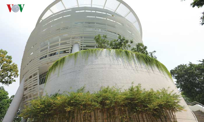Công trình được trồng nhiều cây xanh khắp mọi nơi, trên các tầng. Màu xanh của cây nổi bật trên nền trắng chủ đạo của toà nhà.