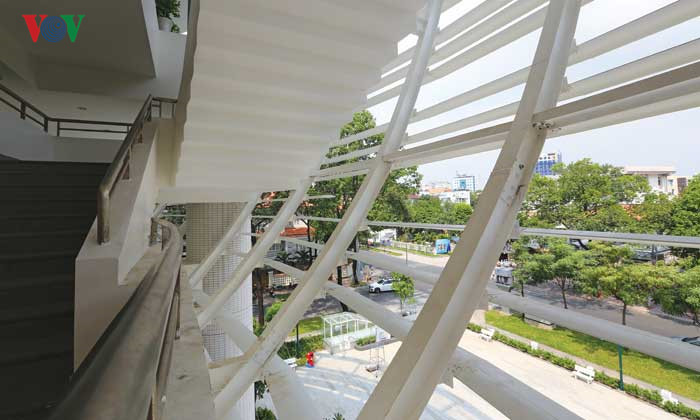 Yếu tố nhiệt đới rất được chú trọng trong thiết kế kiến trúc. Các không gian đều thoáng và sáng tự nhiên.
