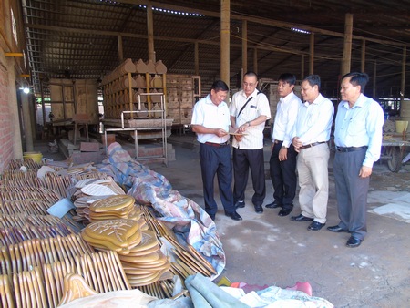 Đoàn giám sát của Tỉnh ủy thăm cơ sở sản xuất gốm tráng men tại xã An Phước.
