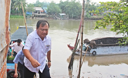 Chủ tịch UBND tỉnh- Nguyễn Văn Quang dẫn đầu đoàn khảo sát cặp tuyến sông Tắc Từ Tải.
