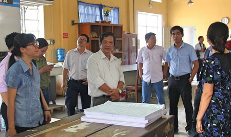Đoàn tham quan nhà in của Báo Bình Phước.