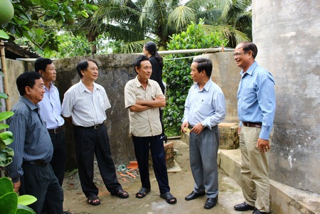 Đoàn khảo sát thực tế tại trạm cấp nước sạch khu vực nhà thờ Đức Hòa xã Trung Thành Đông