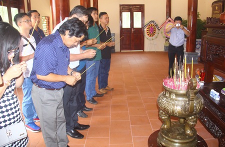 Đoàn Hội Nhà báo tỉnh Vĩnh Long thắp hương tại đền thờ chính.