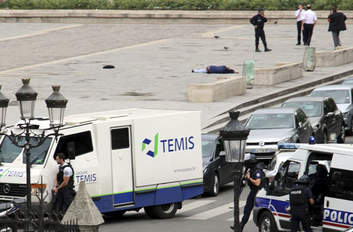 Một đối tượng đã dùng búa tấn công cảnh sát Pháp chiều tối 6/6 ngay trước cửa nhà thờ Đức Bà Paris làm 1 cảnh sát bị thương. (Ảnh: AP)