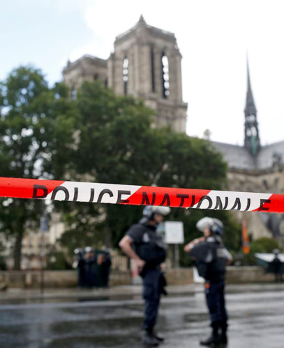 Toàn bộ khu vực nhà thờ Đức Bà Paris bị phong toả trong hơn 1 tiếng đồng hồ. (Ảnh: AP)