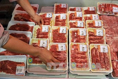 Ngày 14/6, chuyến hàng thịt bò đầu tiên của Mỹ đã được xuất sang Trung Quốc sau 14 năm cấm vận. Ảnh: AFP/TTXVN