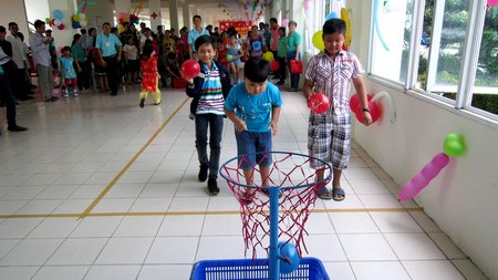 Một trong các trò chơi (ném bóng vào rổ) được tổ chức cho các em nhân ngày hội tuổi thơ của công ty.