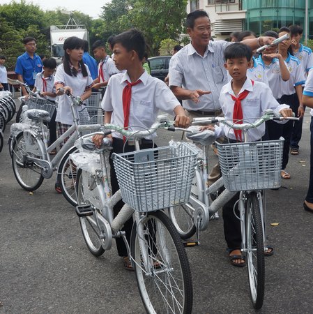 Niềm vui của trẻ em nghèo được nhận xe đạp đến trường.
