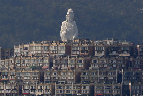 Tượng Quan Âm cao 76m ở quận Taipo, Hong Kong. Ảnh: Reuters.