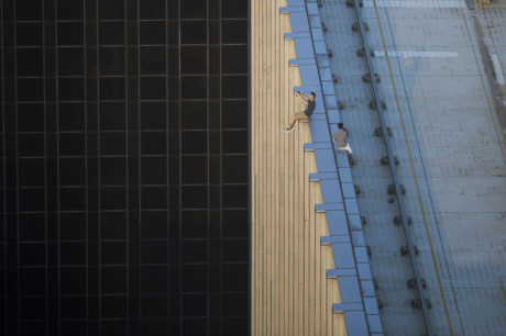 Hai nam giới chụp ảnh selfie trên gờ một tòa cao ốc. Ảnh: AFP.