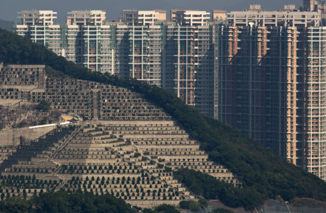 Các ngôi mộ trên sườn đồi phía trước chung cư ở Hong Kong. Nguồn đất hạn hẹp khiến thành phố thực sự thiếu không gian để làm nghĩa trang. Ảnh: AP.