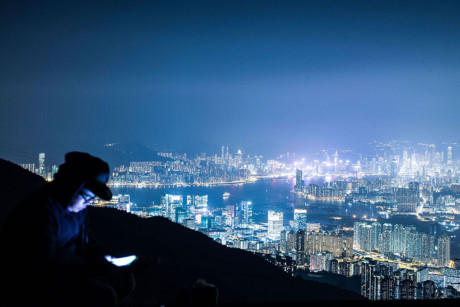 Cảnh tượng rực rỡ về đêm của Hong Kong, nhìn từ ngọn núi Kowloon. Ảnh: Getty./.