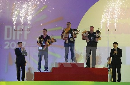 Ban tổ chức trao giải Nhất và Cúp vô địch cho đội Italy. (Ảnh: Trần Lê Lâm/TTXVN)