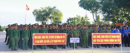 Hơn 1.000 đoàn viên thanh niên, lực lượng vũ trang tham gia mít tinh.